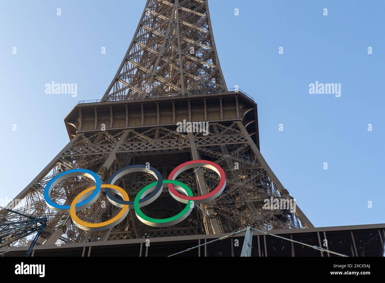 Paris, Frankreich - 07. Juni 2024: Eiffelturm im frühen Morgenlicht. Auf dem Turm montiertes Logo der Olympischen Spiele. Keine sichtbaren Personen. Stockfoto