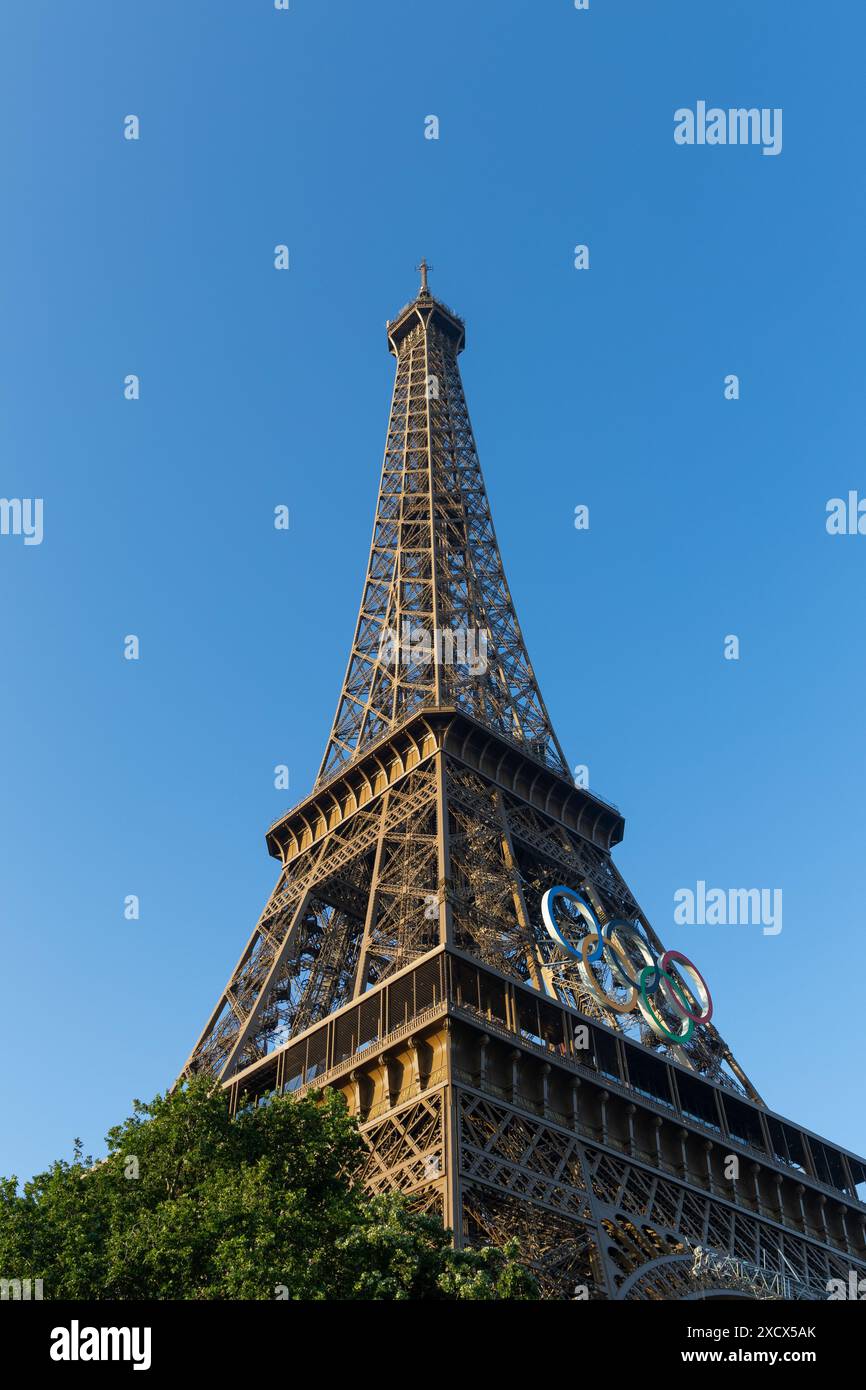 Paris, Frankreich - 07. Juni 2024: Eiffelturm im frühen Morgenlicht. Auf dem Turm montiertes Logo der Olympischen Spiele. Keine sichtbaren Personen. Stockfoto