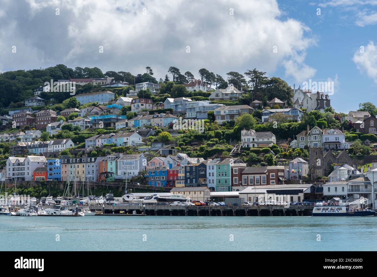 Die farbenfrohen Häuser von Kingswear, gegenüber von Dartmouth am River Dart Stockfoto