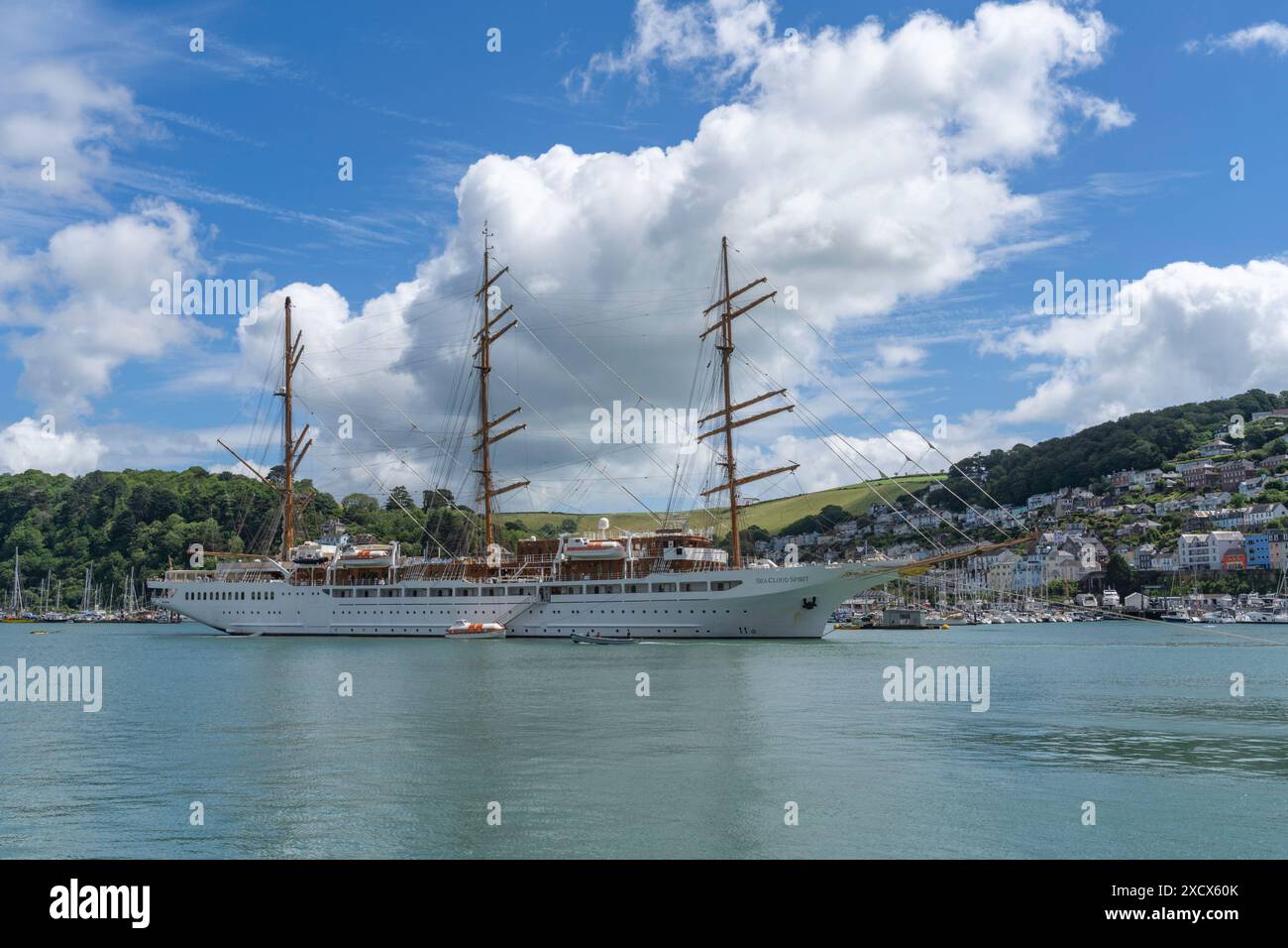 Das dreimastvolle Kreuzfahrtschiff Sea Cloud Spirit vor Anker am River Dart in Dartmouth Stockfoto