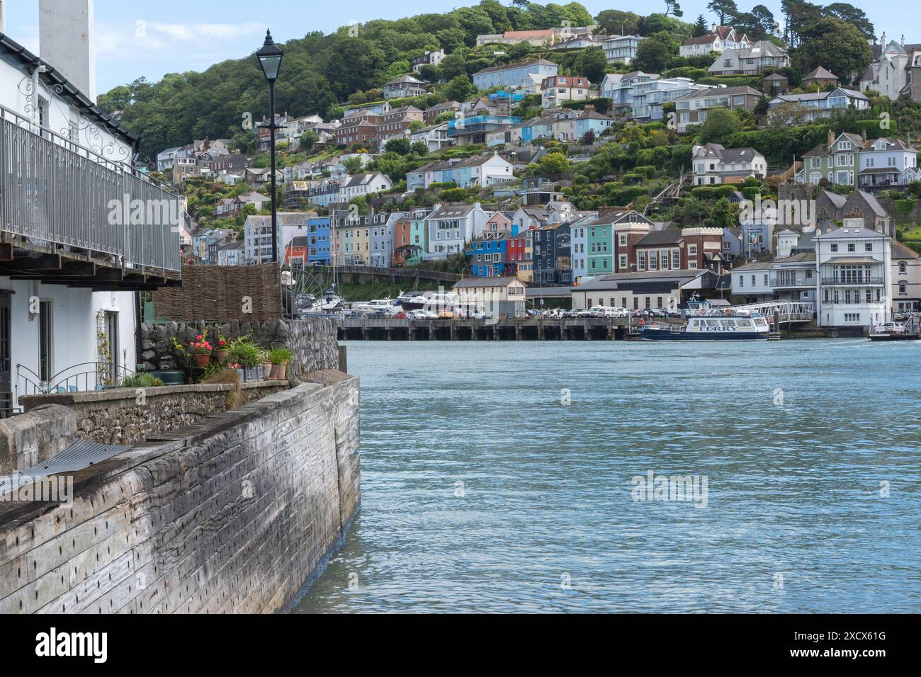 Blick von Dartmouth nach Kingswear, wo die Dartmouth Lower Fähre überquert Stockfoto