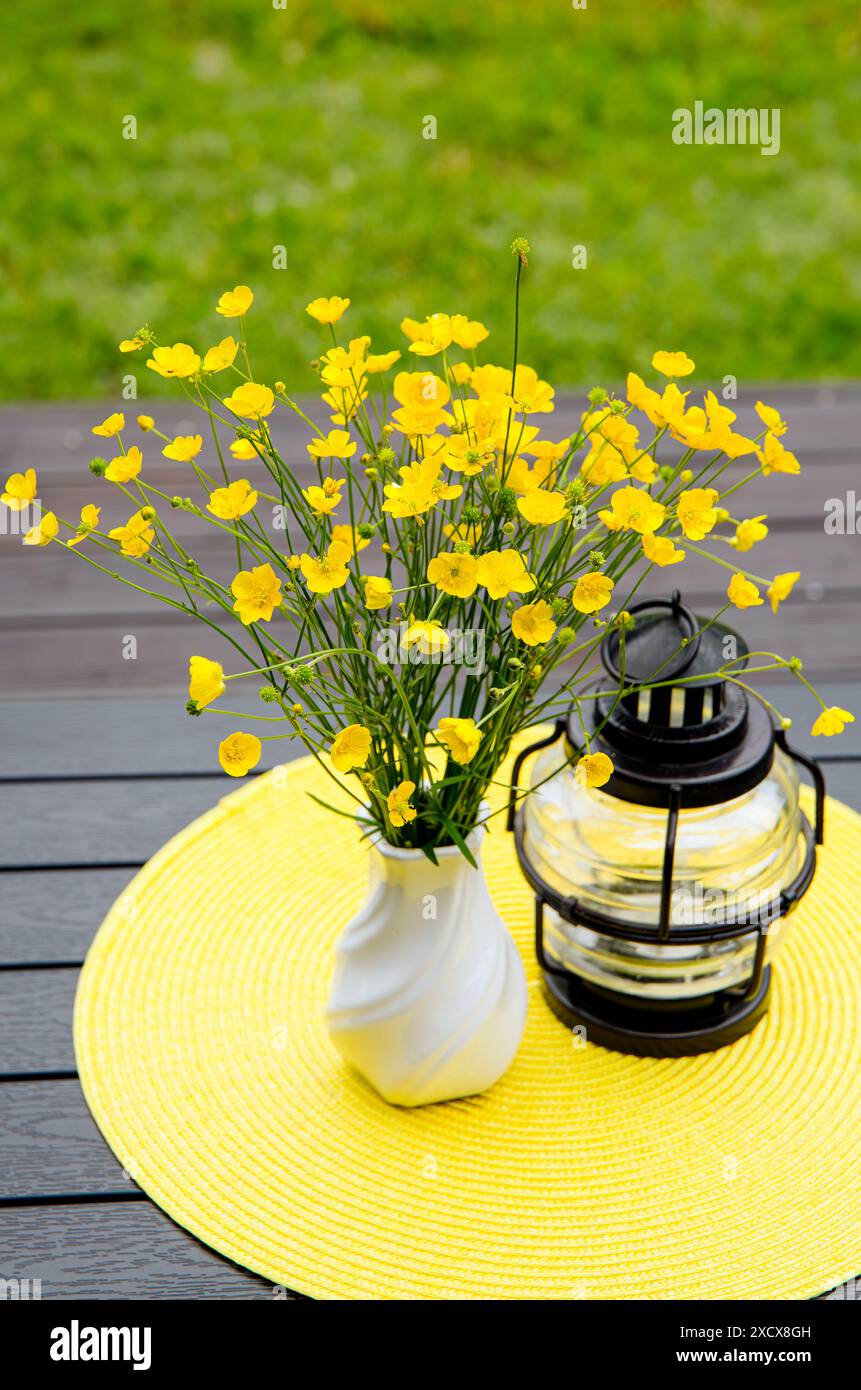 Blumenstrauß aus gelber Wiese oder Ranunkel acris in einer Vase auf ...