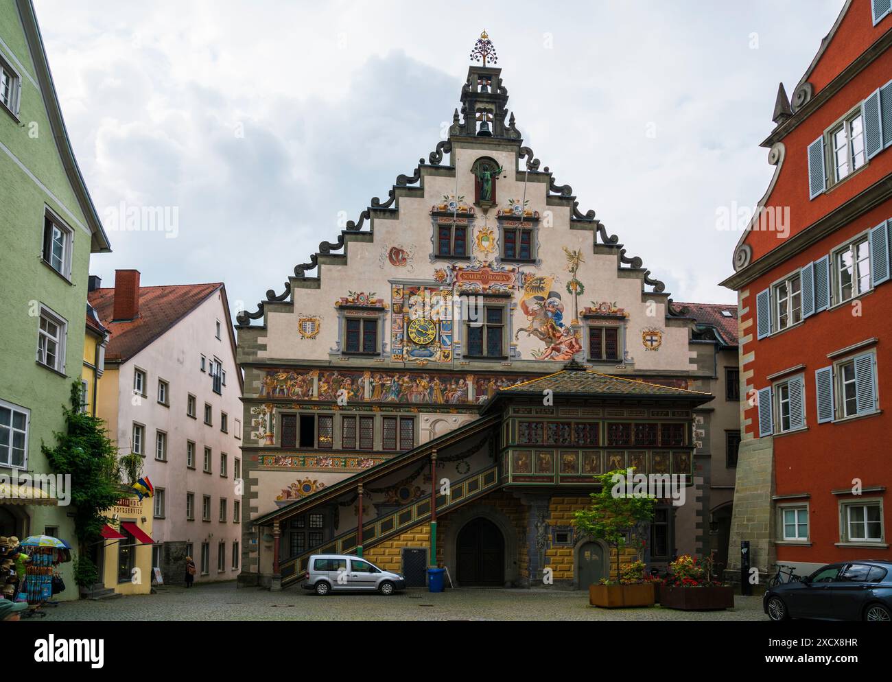 Lindau, Deutschland, 23. Juni 2023, Altstadt Bunte Häuser und Gemälde an der Fassade des alten Rathauses, ein Touristenmagnet Stockfoto