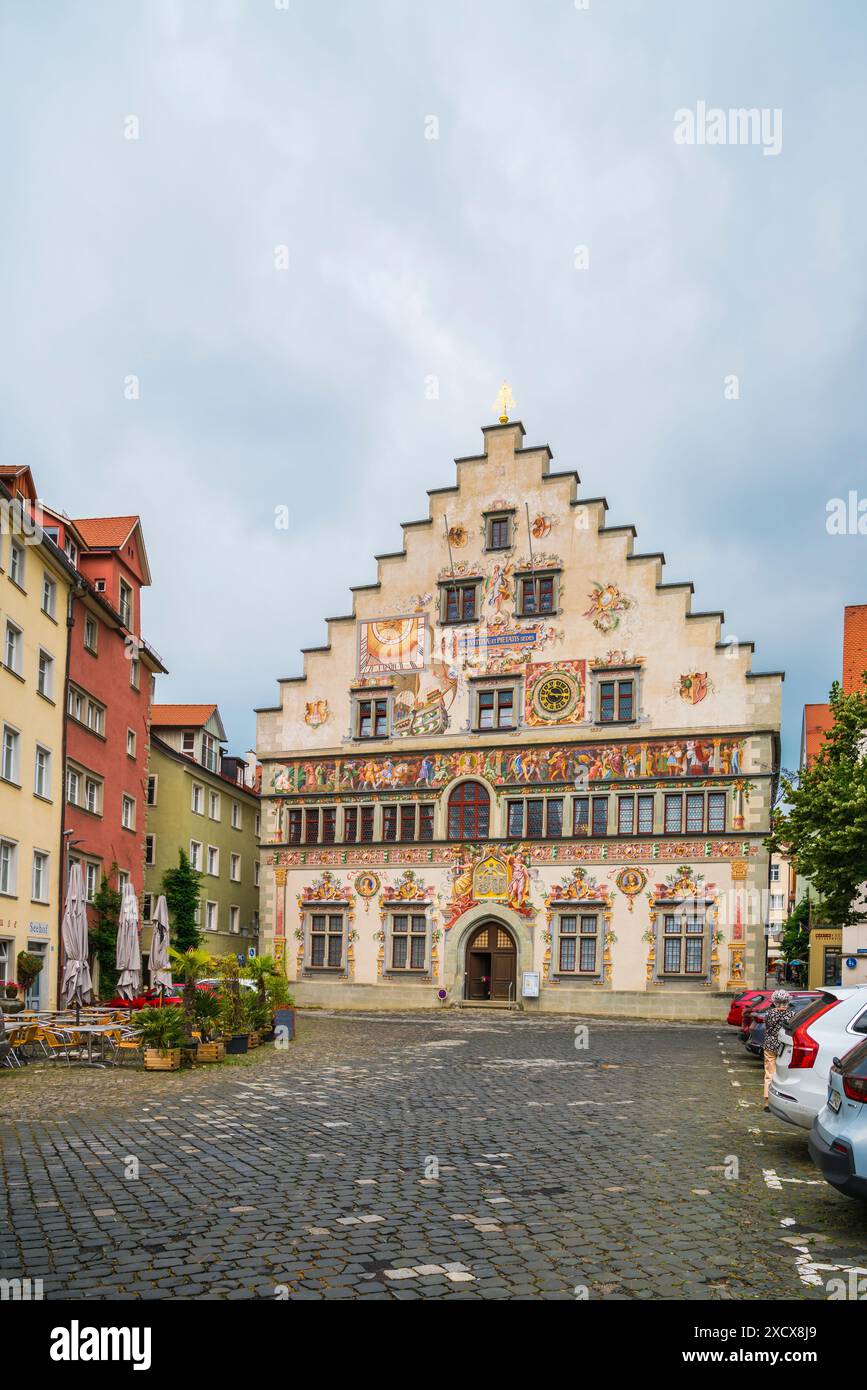 Lindau, Deutschland, 23. Juni 2023, Altstadt Bunte Häuser und kunstvolle Gemälde an der Fassade des alten Rathauses, ein Touristenmagnet im Sommer zu besuchen Stockfoto