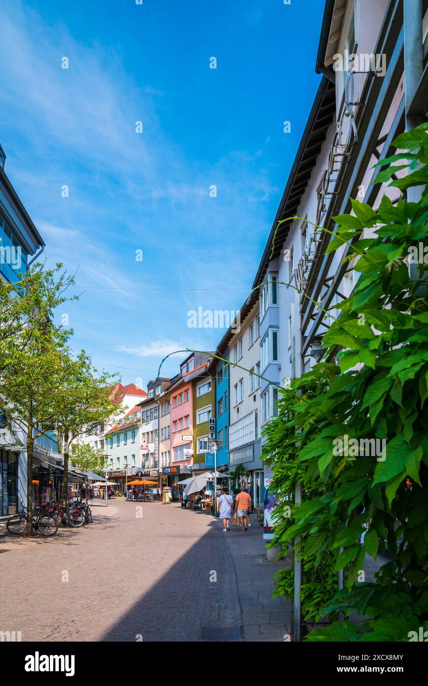 Friedrichshafen, Deutschland, 19. Juni 2023, Alte enge Gassen neben bunten Häusern, Geschäften und Restaurants im Sommer mit blauem Himmel und Touristen Stockfoto