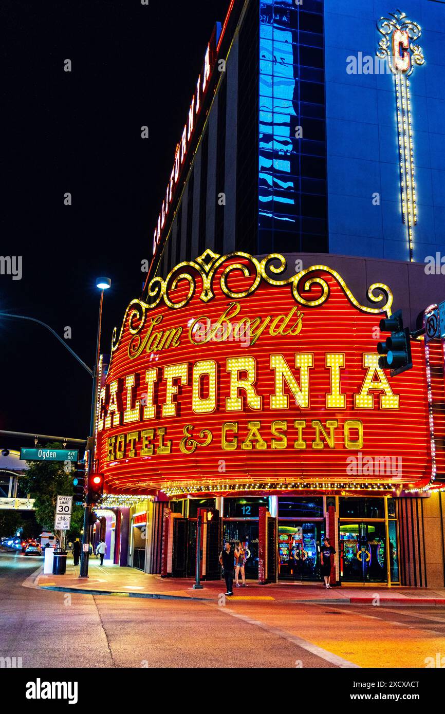 Neon- und Festzelt-Schild an der Fassade des California Hotel and Casino, Fremont Street Experience, Las Vegas, Nevada, USA Stockfoto