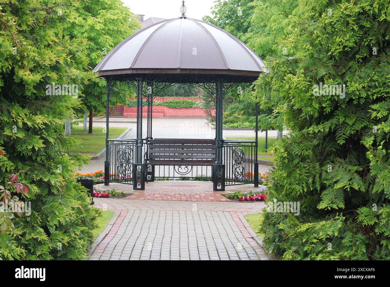 Metalllaube im Park im Sommer. Landschaftsgestaltung und Natur. Gartenpflege. Stockfoto