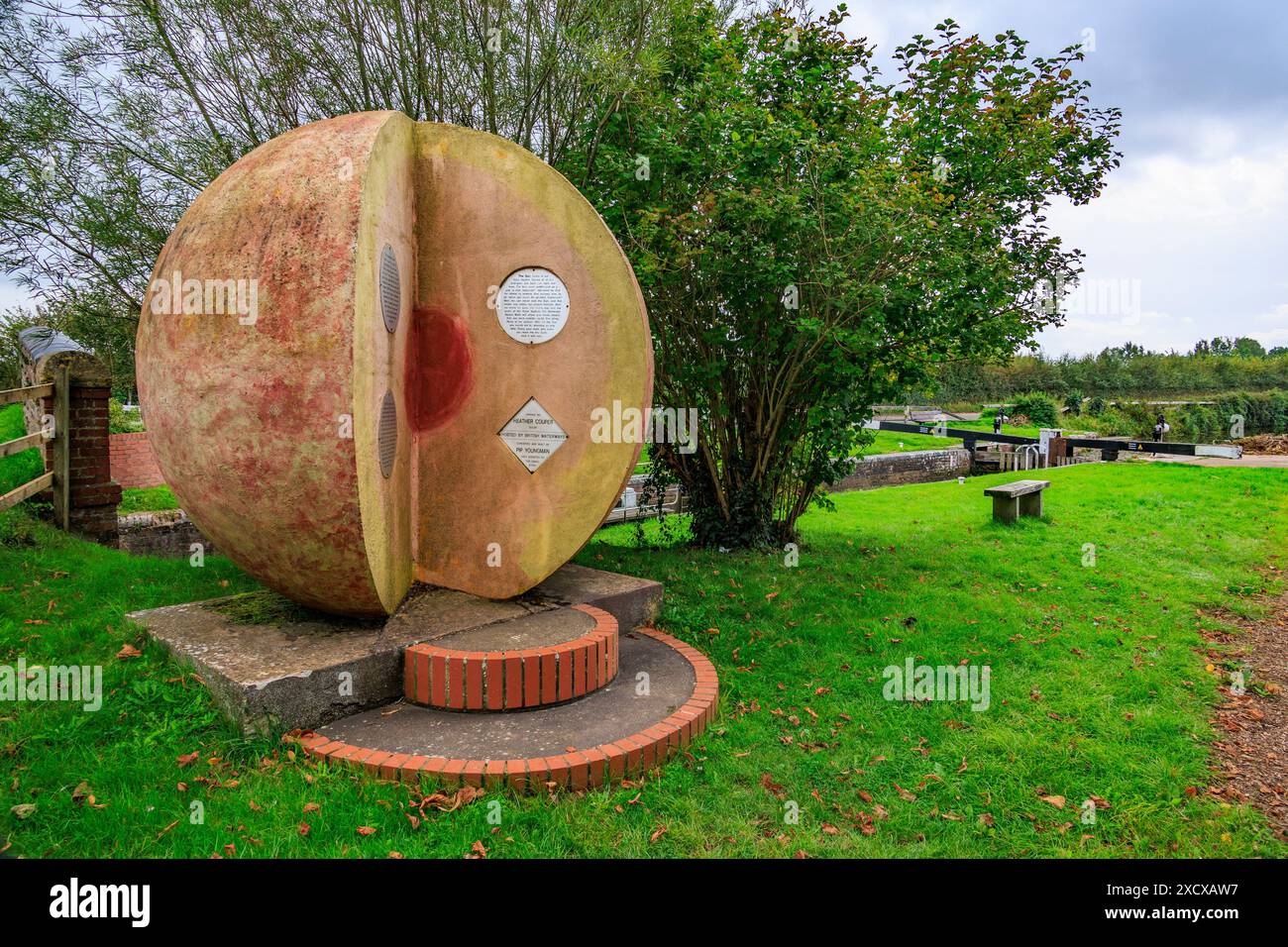 The Concrete „Sun“ - Ausgangspunkt für den Somerset Space Walk am Maunsel Higher Lock entlang des Bridgwater & Taunton Canal, Somerset, England, Großbritannien Stockfoto