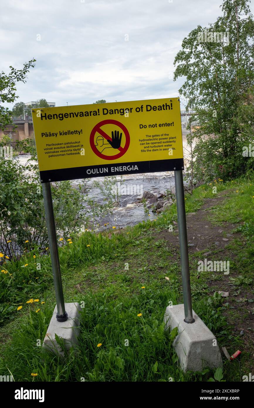 Warnschild vor dem Merikoski-Damm in Oulu, Finnland Stockfoto
