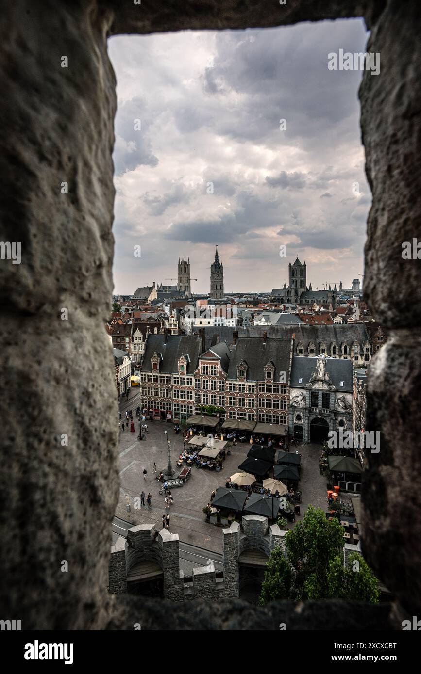 Platz Sint-Veerleplein und Skyline von Gent von den Mauern des Schlosses Gravensteen aus gesehen - Belgien Stockfoto