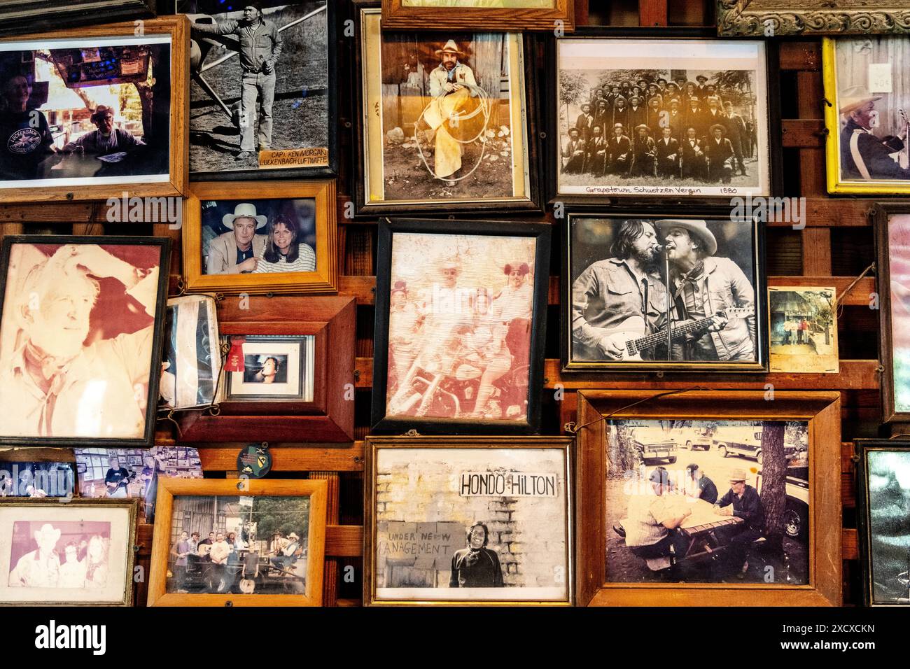 Bilderwand in der Bar im Gemischtwarenladen in Luckenbach, Texas, USA Stockfoto