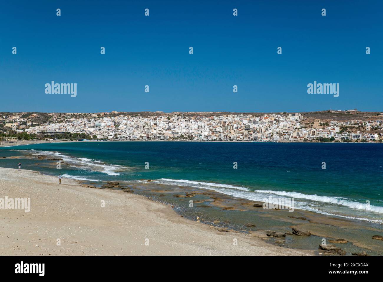 Fernsicht auf die Stadt Sitia über die Bucht von Sitia, das Meer von Kreta, Ostkreta, Griechenland Stockfoto