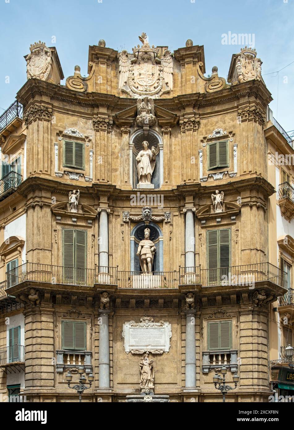 Fassade, die die Sommersaison mit Statuen von Philipp II. Und Santa Ninfa, Quattro Canti, Palermo, Sizilien, Italien darstellt Stockfoto