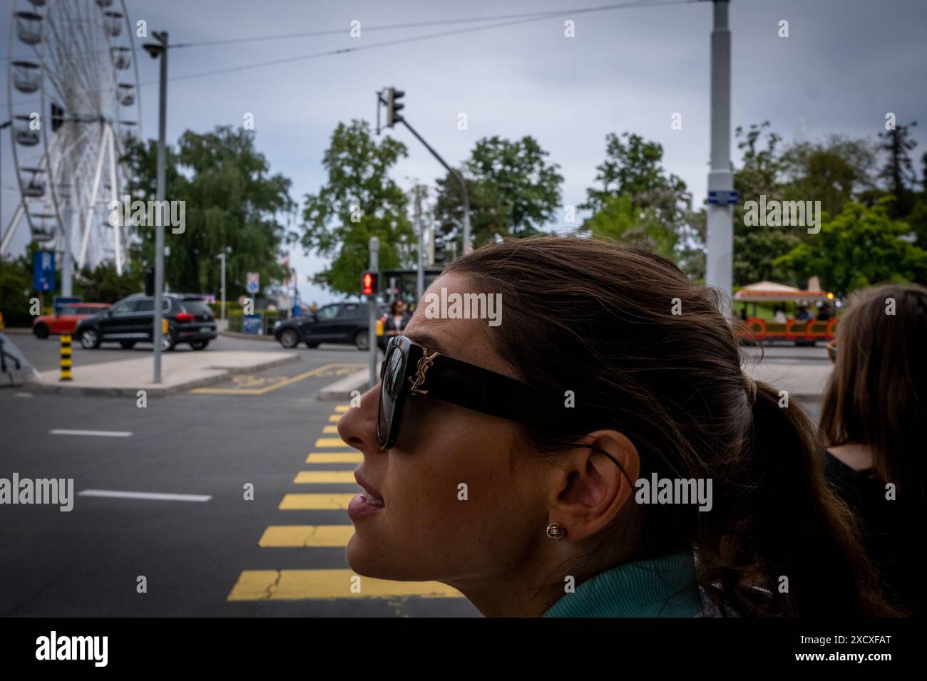 Reiche Frau mit Yves Saint-Laurent Sonnenbrille am Ufer des Leman-Sees in Genf, Schweiz, 21. Mai 2023. Femme riche portant des Lunettes de Stockfoto