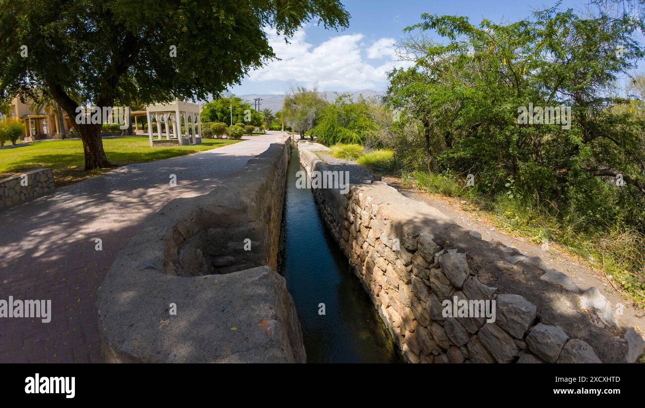 Fotografie des alten traditionellen Bewässerungssystems in Nizwah, Oman während des sonnigen Frühlingstages Stockfoto