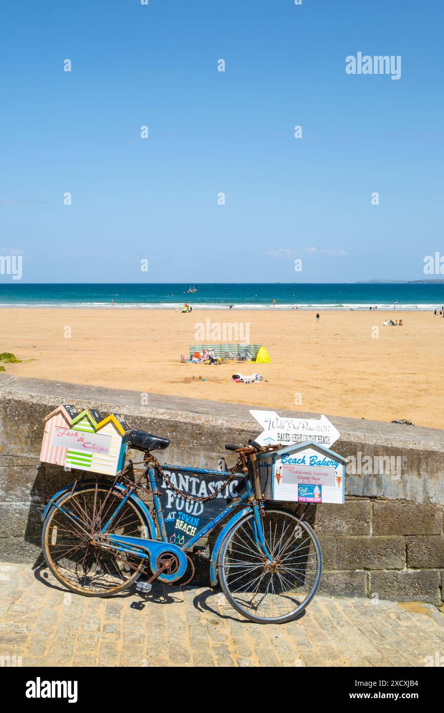 Ein altes Fahrrad wurde verwendet, um Lebensmittel am Towan Beach in Newquay in Cornwall in Großbritannien zu bewerben. Stockfoto