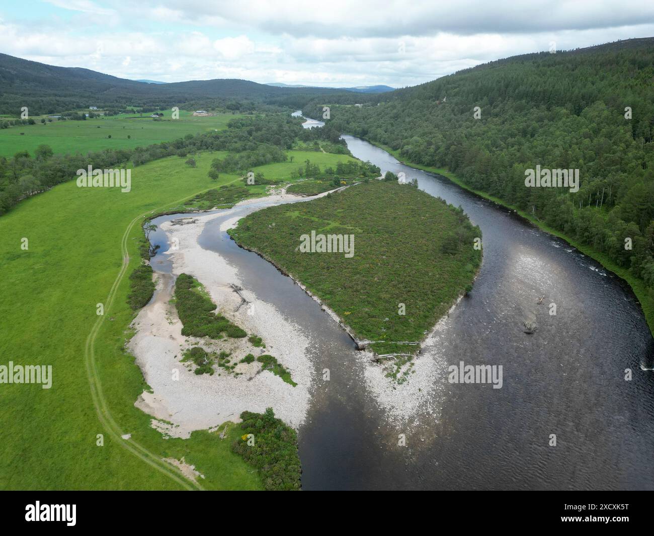 Eine Insel im Fluss Dee bei Ballater, Royal deeside, Schottland, Stockfoto