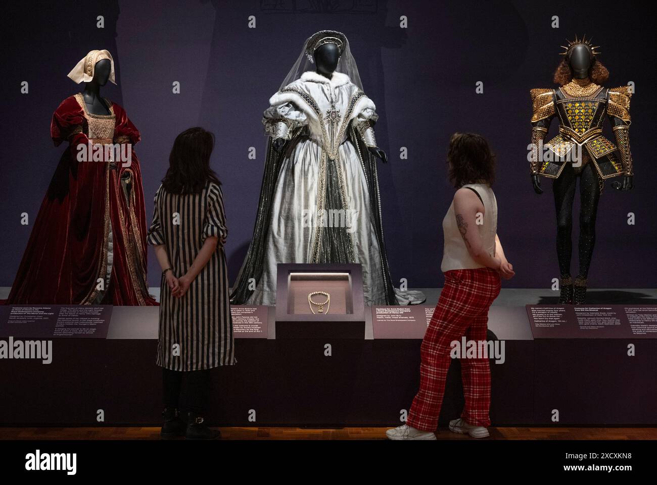 National Portrait Gallery, London, Großbritannien. Juni 2024. Six Lives, The Stories of Henry VIII.'s Queens Ausstellung (20. Juni-8. September) dokumentiert die Darstellung von Katherine von Aragon, Anne Boleyn, Jane Seymour, Anne of Cleves, Katherine Howard und Katherine Parr durch die Geschichte und Populärkultur. Bild (l bis r): Kostüm für Anna von Kleves in der RSC-Produktion des Spiegels und des Lichts; Kostüm von Joan Sutherland als Anna in einer Royal Opera House-Inszenierung von Anna Bolena; Katherine von Aragon Kostüm aus SIX the Musical (2020) entworfen von Gabriella Slade. Quelle: Malcolm Park/Alamy L Stockfoto