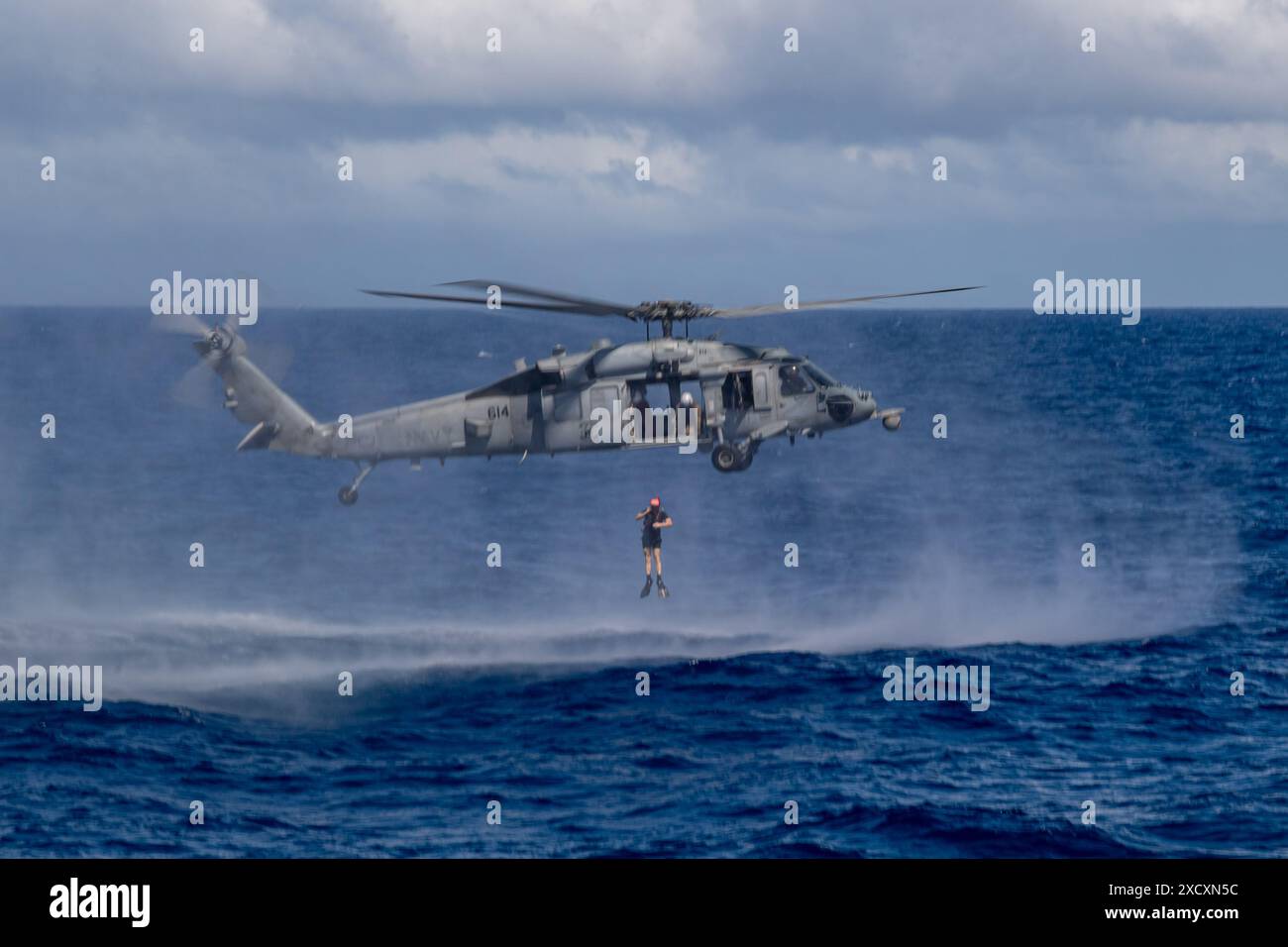 PHILIPPINE SEA (15. Juni 2024) U.S. Navy Rear ADM. Christopher Alexander, Commander, Carrier Strike Group (CSG) Nine, springt von einem MH- Stockfoto