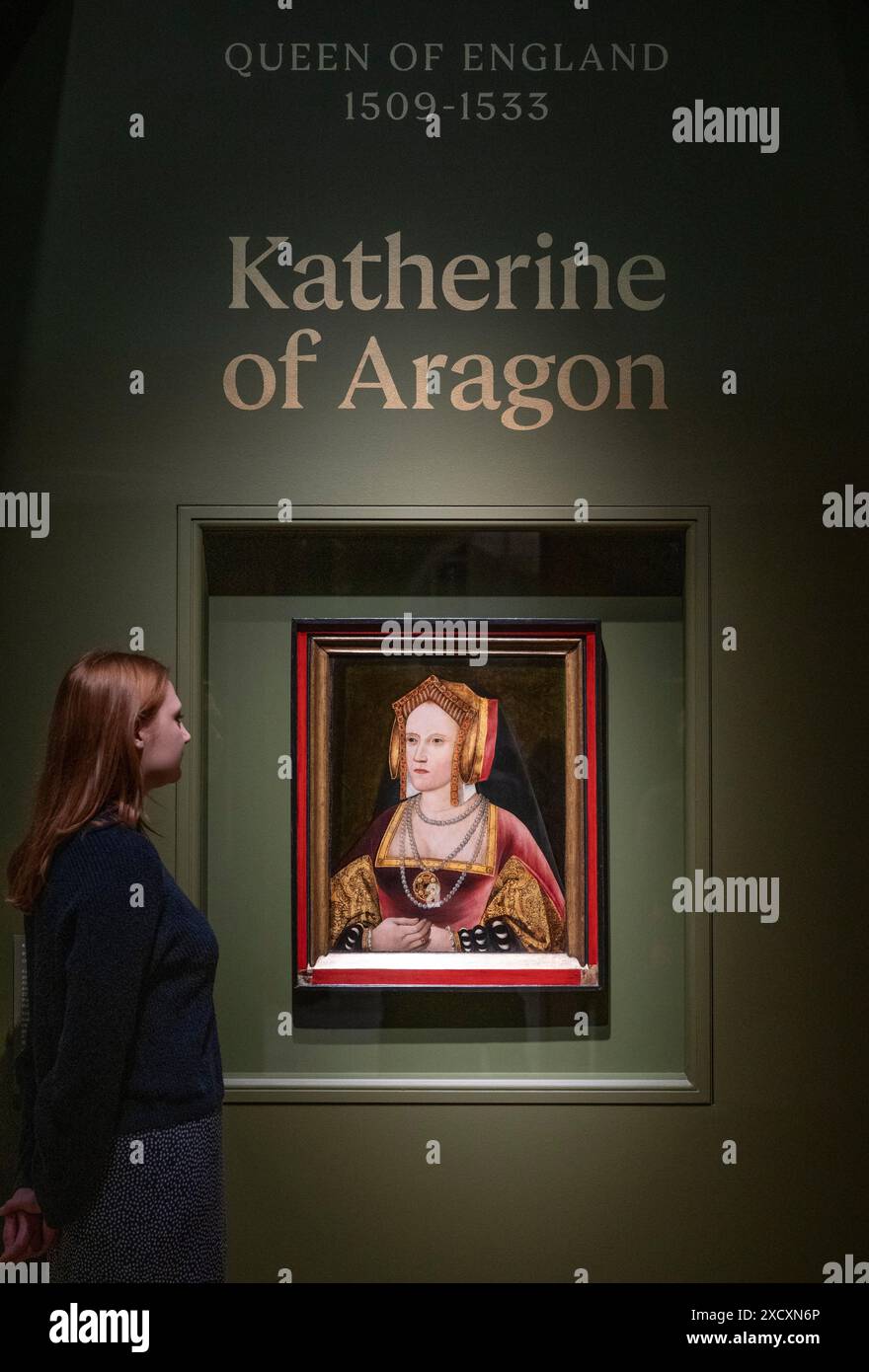National Portrait Gallery, London, Großbritannien. Juni 2024. Six Lives, The Stories of Henry VIII.’s Queens (20. Juni-8. September) dokumentiert die Darstellung von Katherine von Aragon, Anne Boleyn, Jane Seymour, Anne of Cleves, Katherine Howard und Katherine Parr durch die Geschichte und Populärkultur der Jahrhunderte seit ihrer Existenz, von historischen Gemälden, Zeichnungen und Ephemeren, zu zeitgenössischen Fotografien, Kostümen und Filmen. Bild: Katharina von Aragon, von einem unbekannten Künstler, um 1520. Die Kirchenkommissare für England. Quelle: Malcolm Park/Alamy Live News Stockfoto