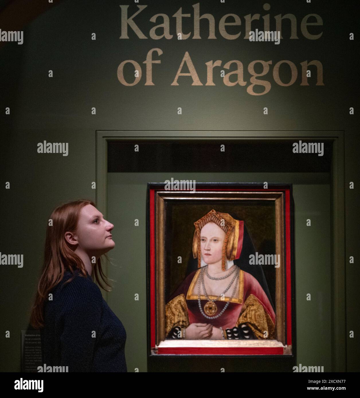 National Portrait Gallery, London, Großbritannien. Juni 2024. Six Lives, The Stories of Henry VIII.’s Queens (20. Juni-8. September) dokumentiert die Darstellung von Katherine von Aragon, Anne Boleyn, Jane Seymour, Anne of Cleves, Katherine Howard und Katherine Parr durch die Geschichte und Populärkultur der Jahrhunderte seit ihrer Existenz, von historischen Gemälden, Zeichnungen und Ephemeren, zu zeitgenössischen Fotografien, Kostümen und Filmen. Bild: Katharina von Aragon, von einem unbekannten Künstler, um 1520. Die Kirchenkommissare für England. Quelle: Malcolm Park/Alamy Live News Stockfoto