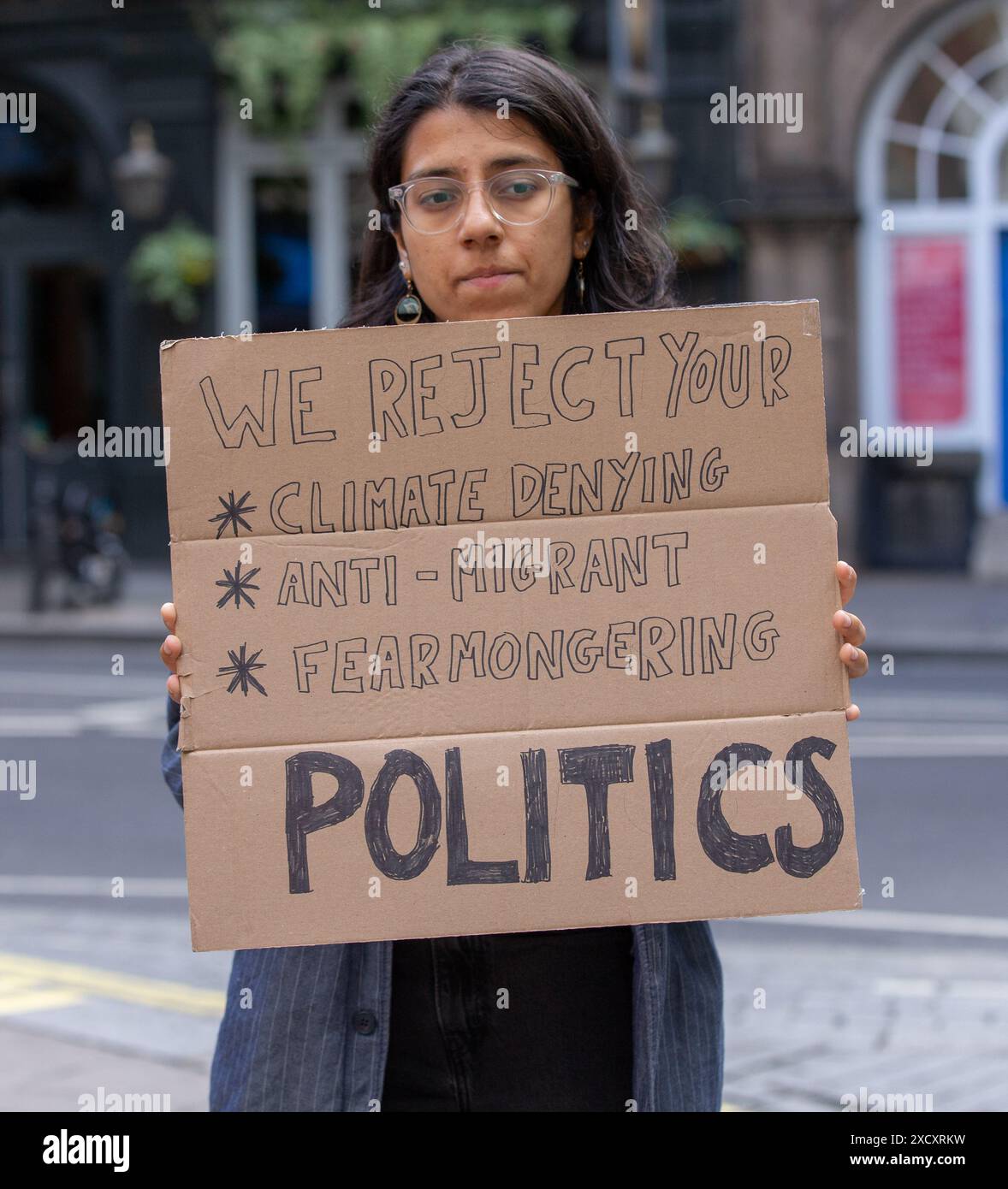 London, Großbritannien. Juni 2024. Eine kleine Gruppe von Demonstranten wartet vor den Global Radio Studios auf den Premierminister RISHI SUNAK, nachdem sie in der Nick Ferrari Frühstücksshow von LBC dabei waren. Credit: Richard Lincoln/Alamy Live News Stockfoto