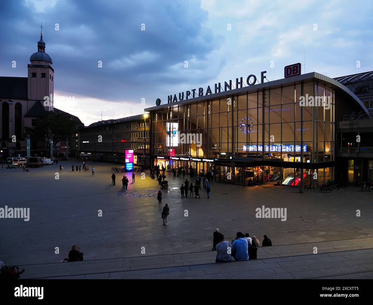 Köln Hauptbahnhof in der Abenddämmerung Köln Nordrhein-Westfalen Deutschland Stockfoto