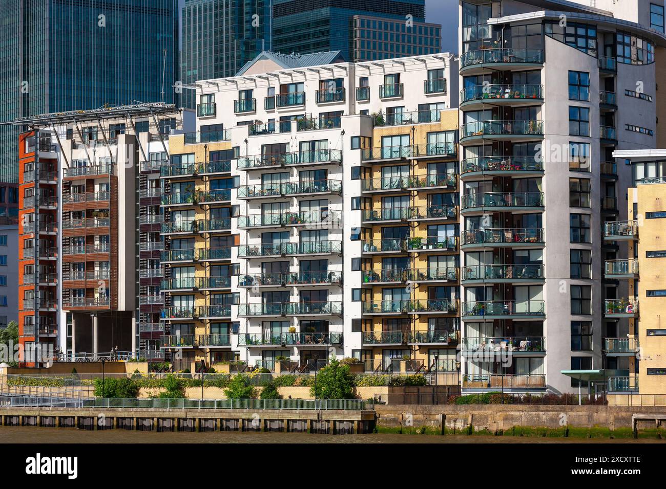 Luxusstadt am Ufer der Themse, London, Großbritannien. Die Balkone des Apartments sind am frühen Abend in Sonnenlicht getaucht. Stockfoto