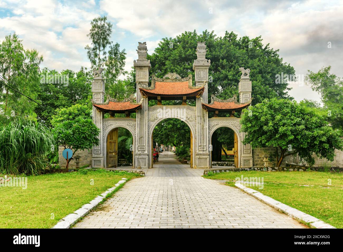 Fantastisches altes Tor des buddhistischen Tempels Chua Nhat Tru in der antiken Hauptstadt von Vietnam Hoa Lu. Hoa Lu ist eine beliebte Touristenattraktion in der Provinz Ninh Binh. Stockfoto