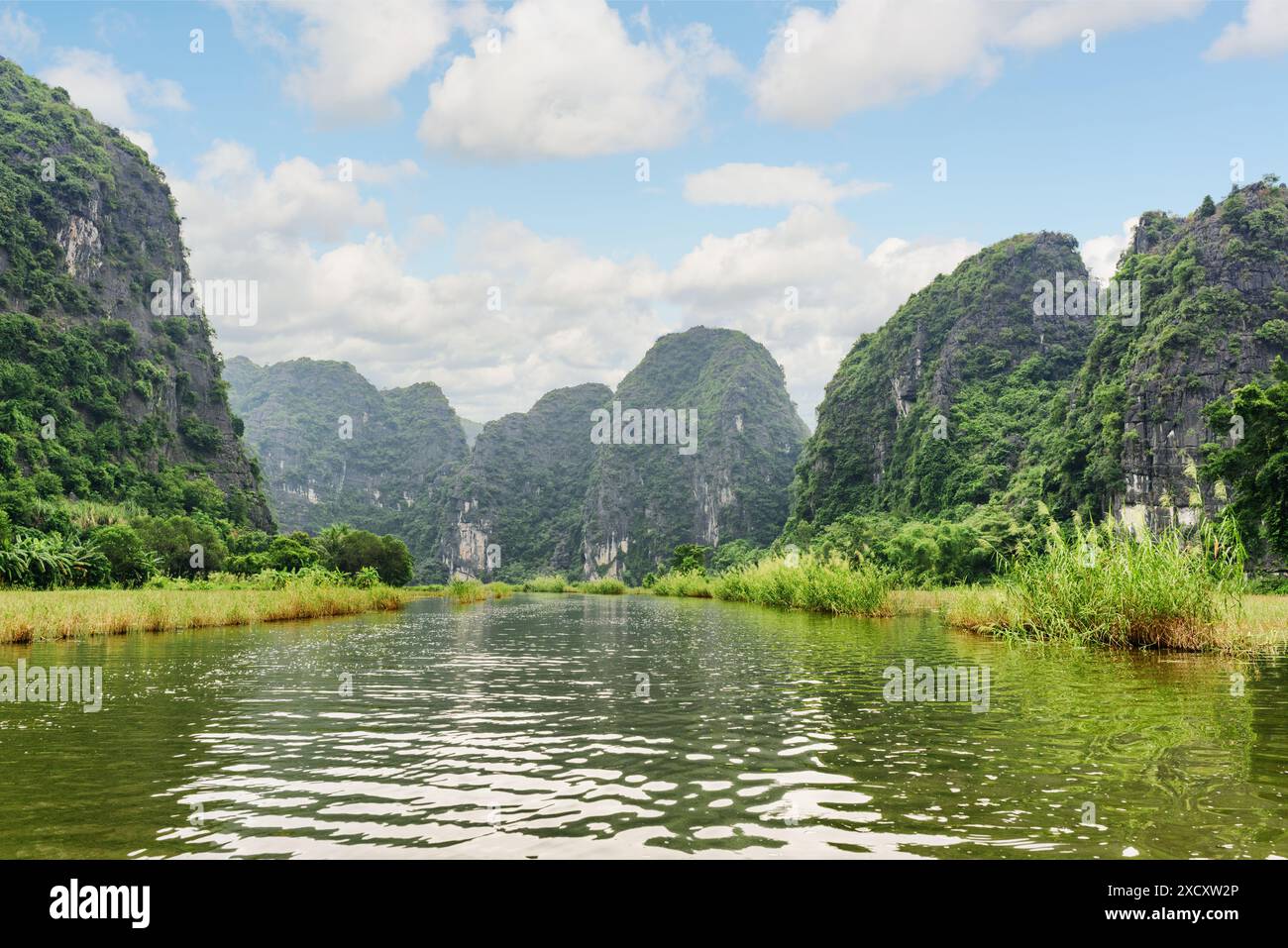 Fantastischer Blick auf natürliche Karsttürme und den Fluss Dong der NGO im Tam Coc Teil, Provinz Ninh Binh, Vietnam. Fabelhafte Landschaft. Stockfoto