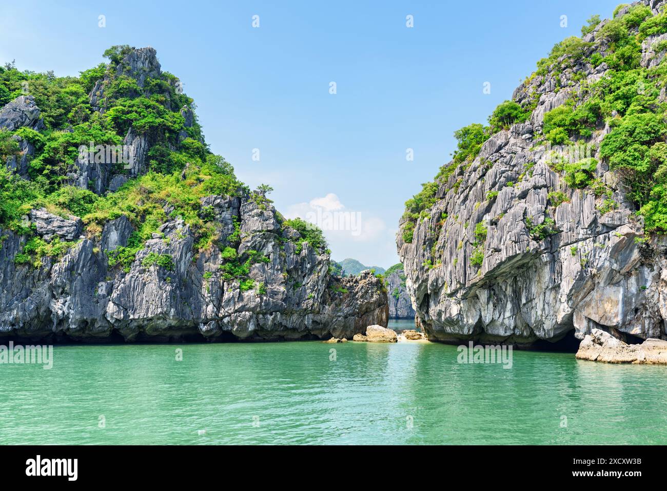 Azurblaues Wasser und Karstinseln in der Ha Long Bay am Golf von Tonkin im Südchinesischen Meer, Vietnam. Die Halong-Bucht ist ein beliebtes Touristenziel Stockfoto