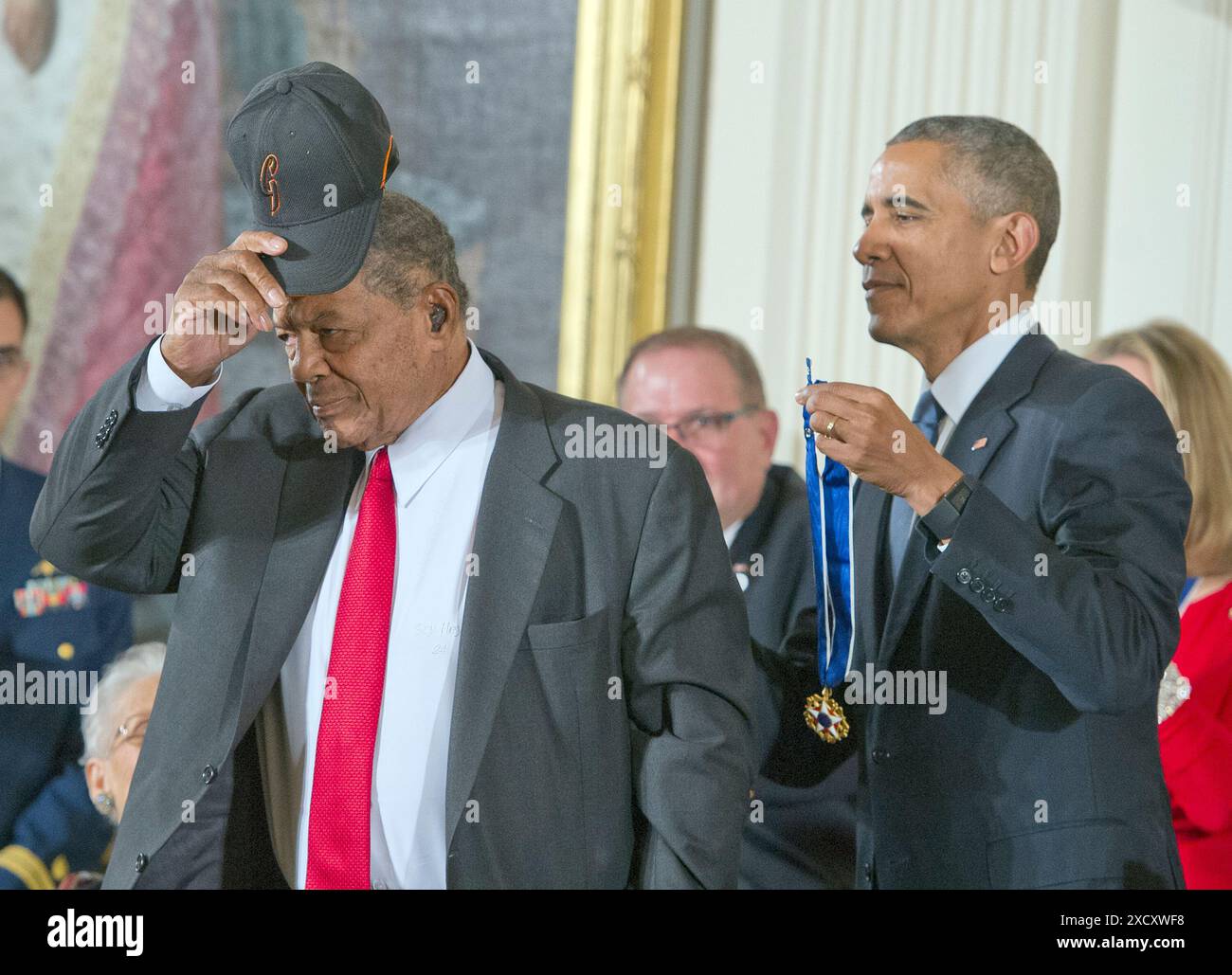 Der legendäre Major League Baseballspieler Willie Mays streichelt seine Kappe vor das Publikum, um ihren Applaus zu würdigen, während er steht, um die Presidential Medal of Freedom von US-Präsident Barack Obama während einer Zeremonie im East Room des Weißen Hauses in Washington, DC am Dienstag zu erhalten. November 2015. Die Medaille ist die höchste zivile Auszeichnung der USA, die Personen verliehen wird, die besonders verdienstvolle Beiträge zur Sicherheit oder nationalen Interessen der USA, zum Weltfrieden oder zu kulturellen oder bedeutenden öffentlichen oder privaten Bemühungen geleistet haben. Quelle: Ron Sachs / CNP/SIPA USA Stockfoto