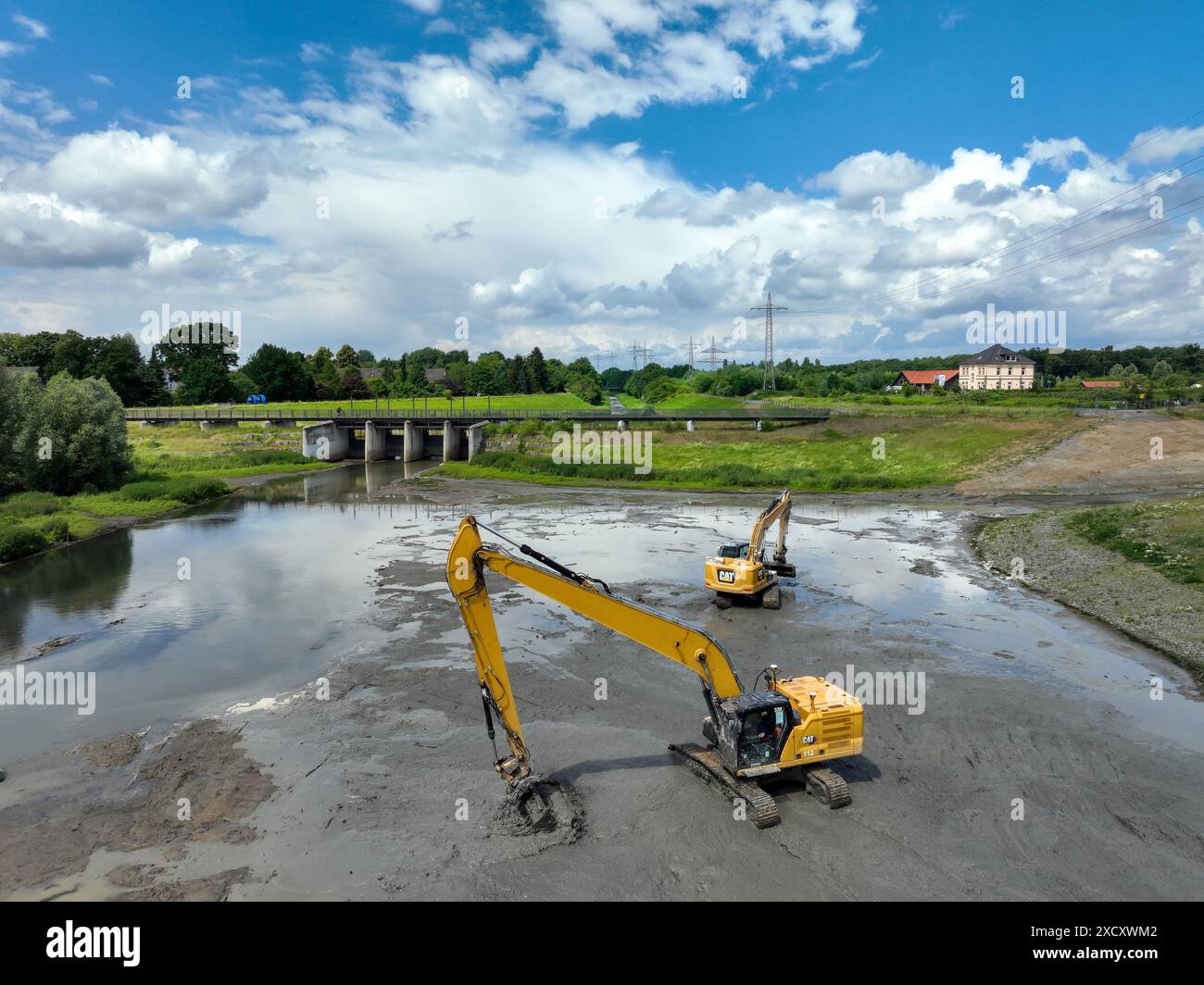 Dortmund / Castrop-Rauxel, Nordrhein-Westfalen, Deutschland - Flussrenaturalisierung, Renaturierung der Emscher, Hochwasserrückhaltebecken HRB Mengede. A Stockfoto