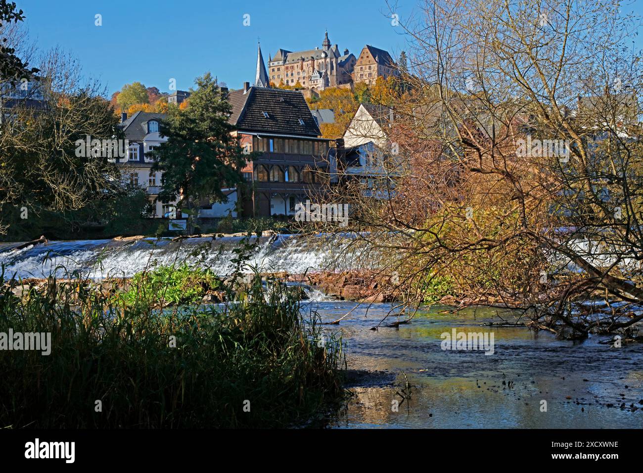 Geographie / Reisen, Deutschland, Hessen, Altstadt, Schloss, Lahn, Wehrsystem, Herbst, Marburg, ADDITIONAL-RIGHTS-CLEARANCE-INFO-NOT-AVAILABLE Stockfoto