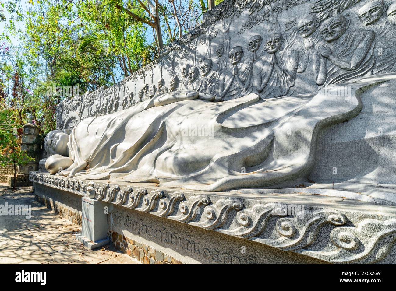 Nha Trang, Vietnam - 9. April 2015: Liegender Buddha in der Long-Son-Pagode in der Provinz Khanh Hoa. Die Long Son Pagode ist eine beliebte Touristenattraktion Asiens Stockfoto