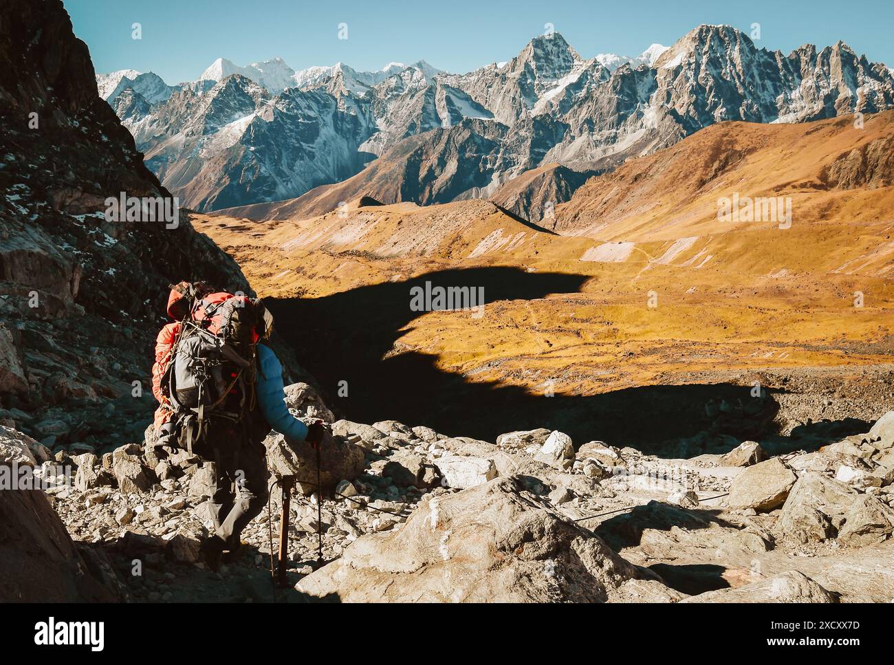 Der nepalesische Sherpa-Reiseleiter trägt einen schweren Rucksack auf dem Aussichtspunkt-Trekking Everest-Basislager-Trail, der einen Abstecher nach Gokyo Ri mit wunderschönem Himalaya-Panorama bietet Stockfoto