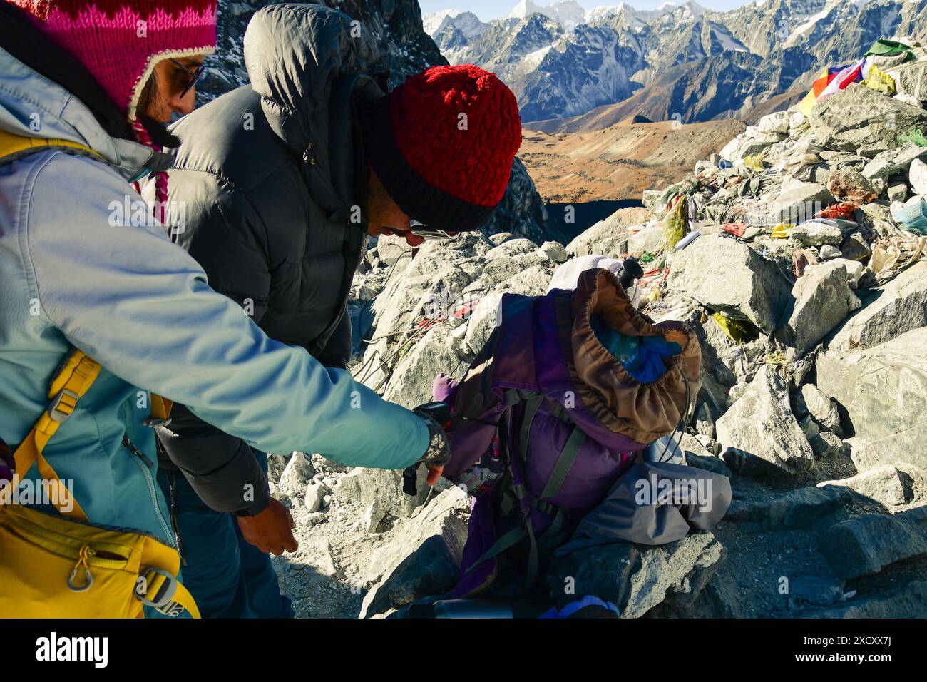 Professioneller nepalesischer Reiseleiter verwendet Sauerstoff-Finger-Monitor, um die Blutsauerstoffwerte von Wanderern zu überprüfen. Himalaya in großer Höhe mit niedrigem Sauerstoffgehalt Stockfoto