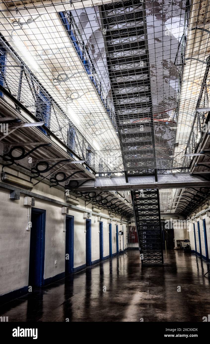 Zellen und Innenraum des HM Prison Gloucester, einem ehemaligen viktorianischen Gefängnis. Jetzt außer Betrieb genommen. Stockfoto