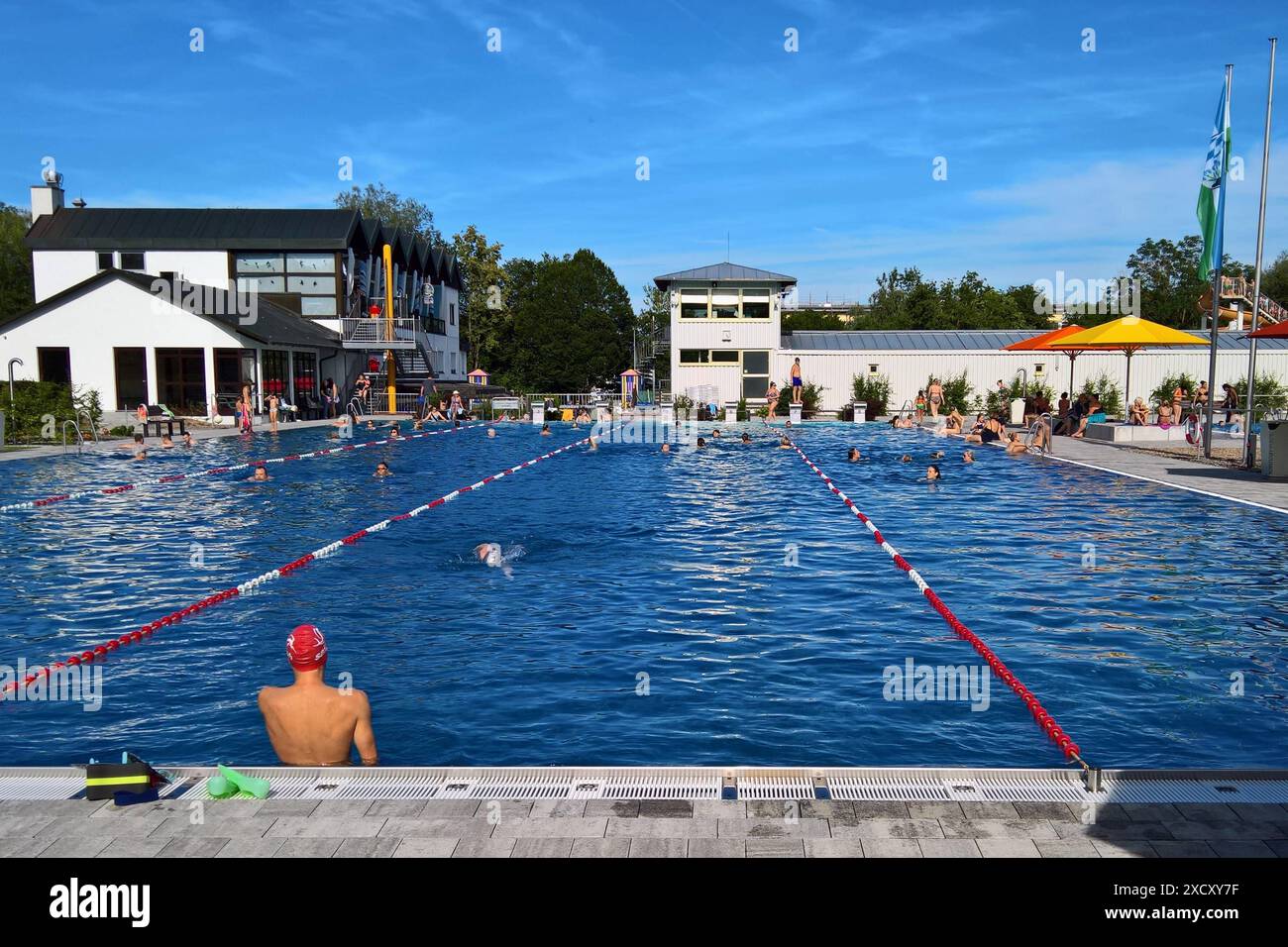 Landkreis Deggendorf. Badeanstalt, Erlebnis-Freibad bzw Schwimmbad in Plattling, Niederbayern. Foto: 50m Schwimmbecken *** Badeanstalt Deggendorf, Erlebnisfreischwimmbad oder Schwimmbad in Plattling, Niederbayern Foto 50m Schwimmbad Stockfoto