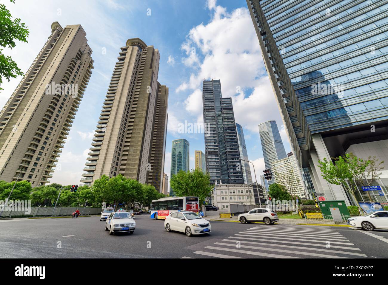 Shanghai, China - 31. Oktober 2015: Malerischer Blick auf die Hochhäuser im Pudong New Area (Lujiazui). Stockfoto