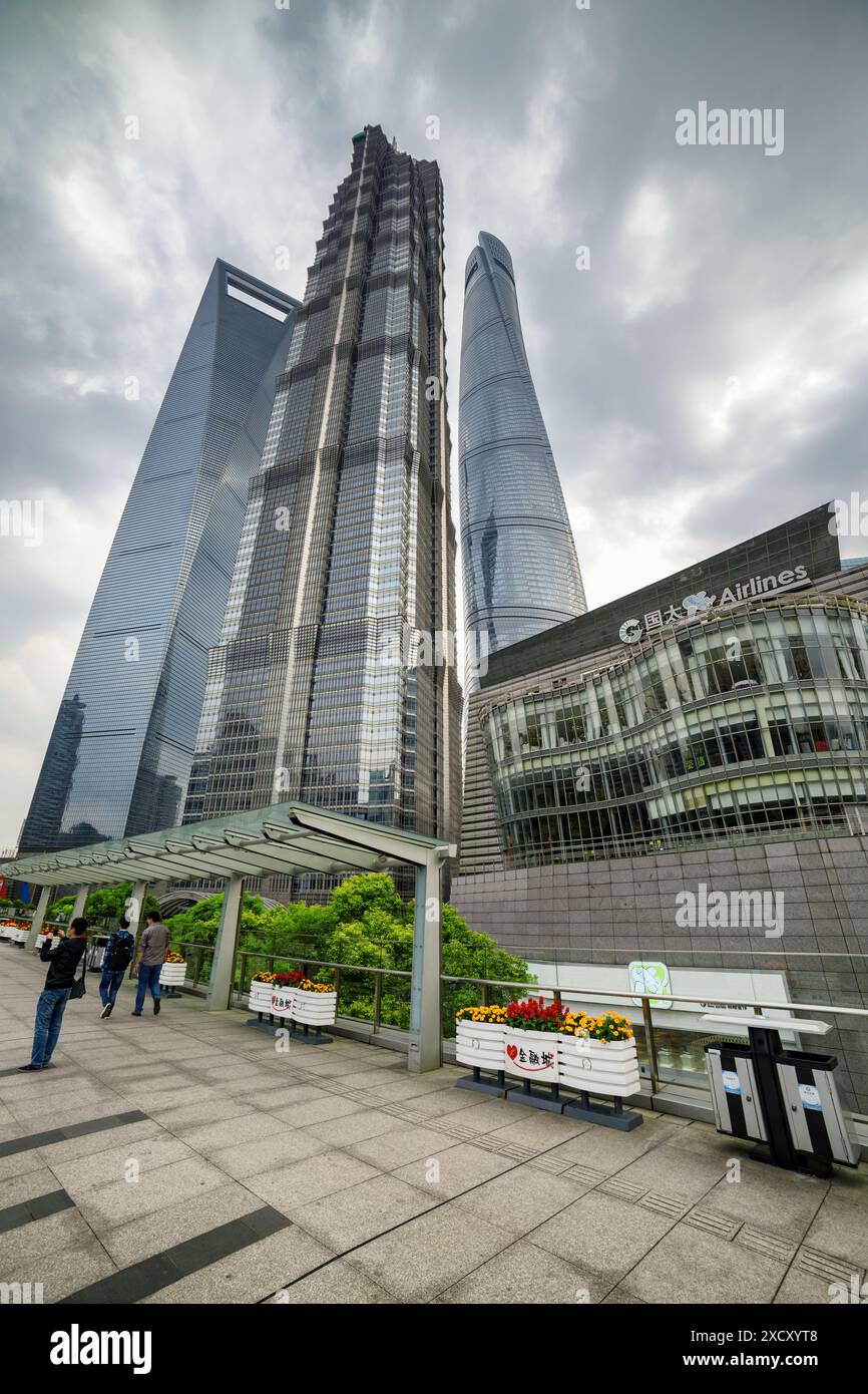Shanghai, China - 31. Oktober 2015: Malerischer Blick von unten auf den Shanghai Tower, den Jin Mao Tower und das Shanghai World Financial Center. Stockfoto