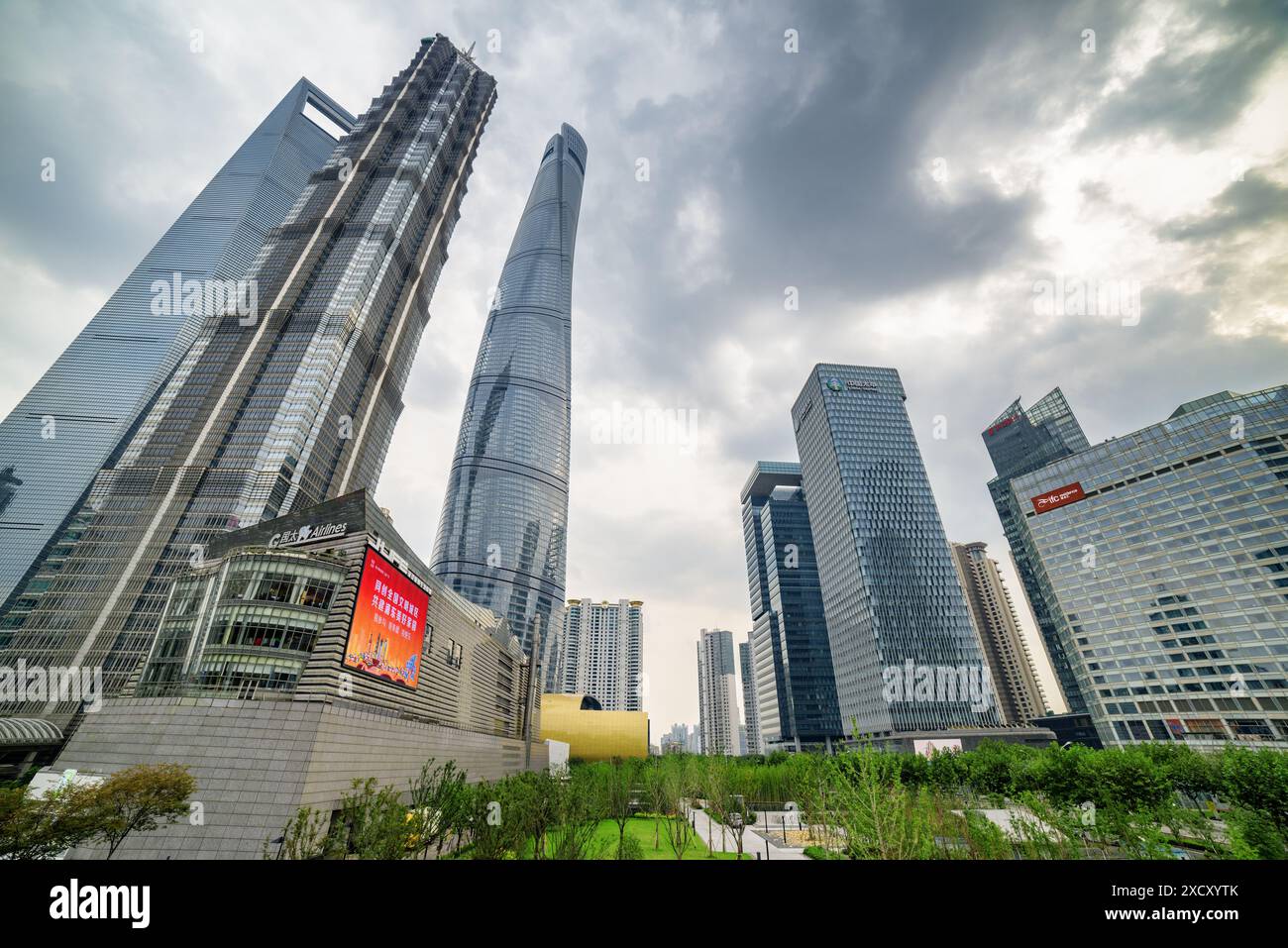 Shanghai, China - 31. Oktober 2015: Wunderbarer Blick von unten auf den Shanghai Tower, den Jin Mao Tower und das Shanghai World Financial Center. Stockfoto