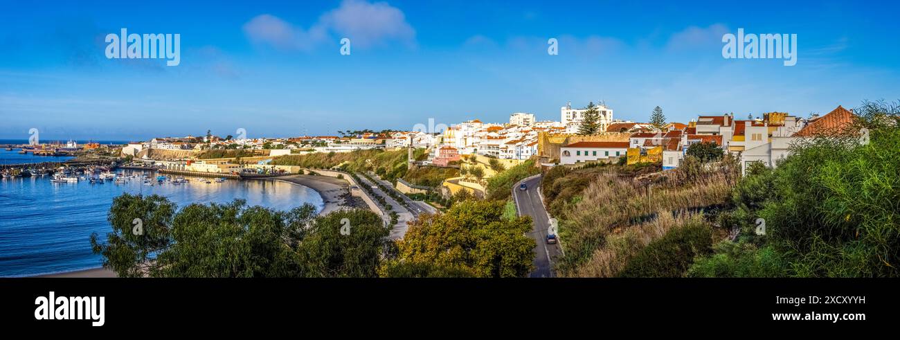 Küstenstadt am Sommermorgen, Sines, Region Alentejo, Portugal Stockfoto