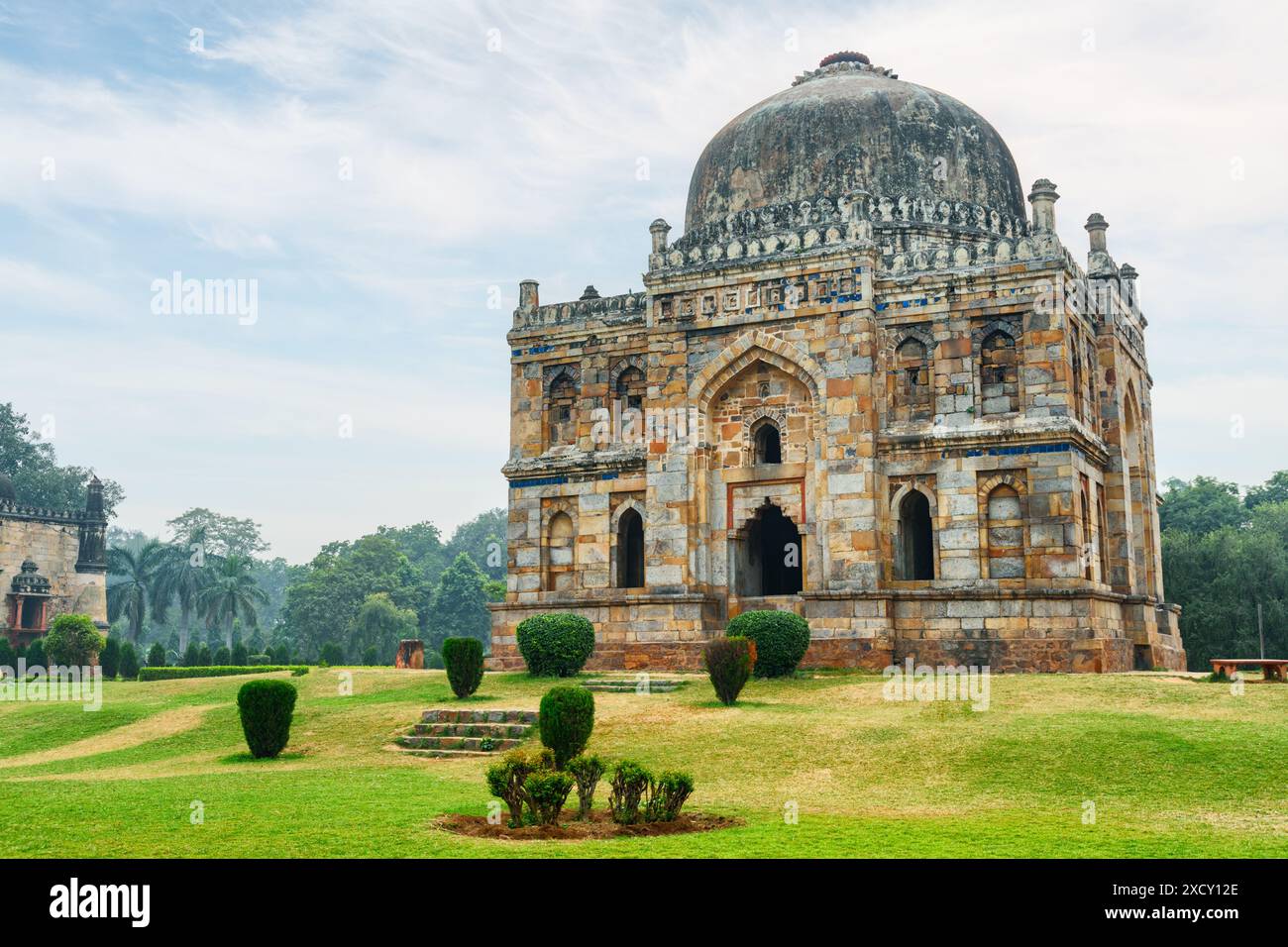 Fantastischer Blick auf Shish Gumbad in Lodi Gardens in Delhi, Indien. Das Grab ist eine beliebte Touristenattraktion Südasiens. Stockfoto