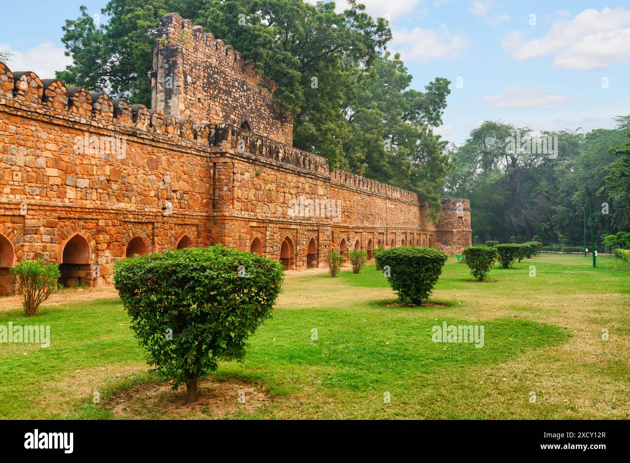 Malerische Festungsmauern von Sikandar Lodis Grab in den Lodi Gardens in Delhi, Indien. Die Gärten sind eine beliebte Touristenattraktion Südasiens. Stockfoto
