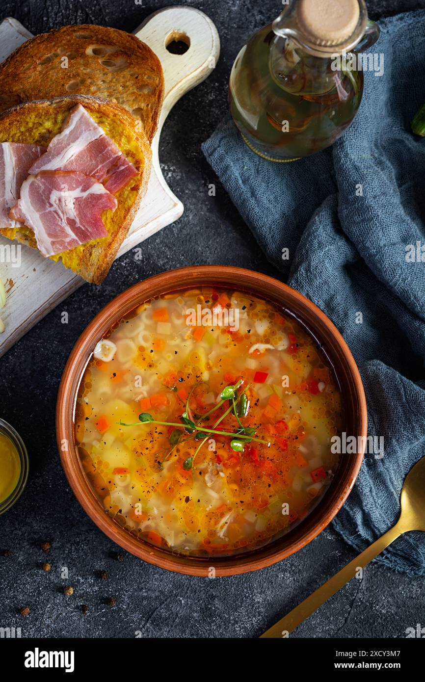 Minestrone Suppe. Gemüsesuppe mit gegrilltem Brot, Schinken und Gewürzen Stockfoto