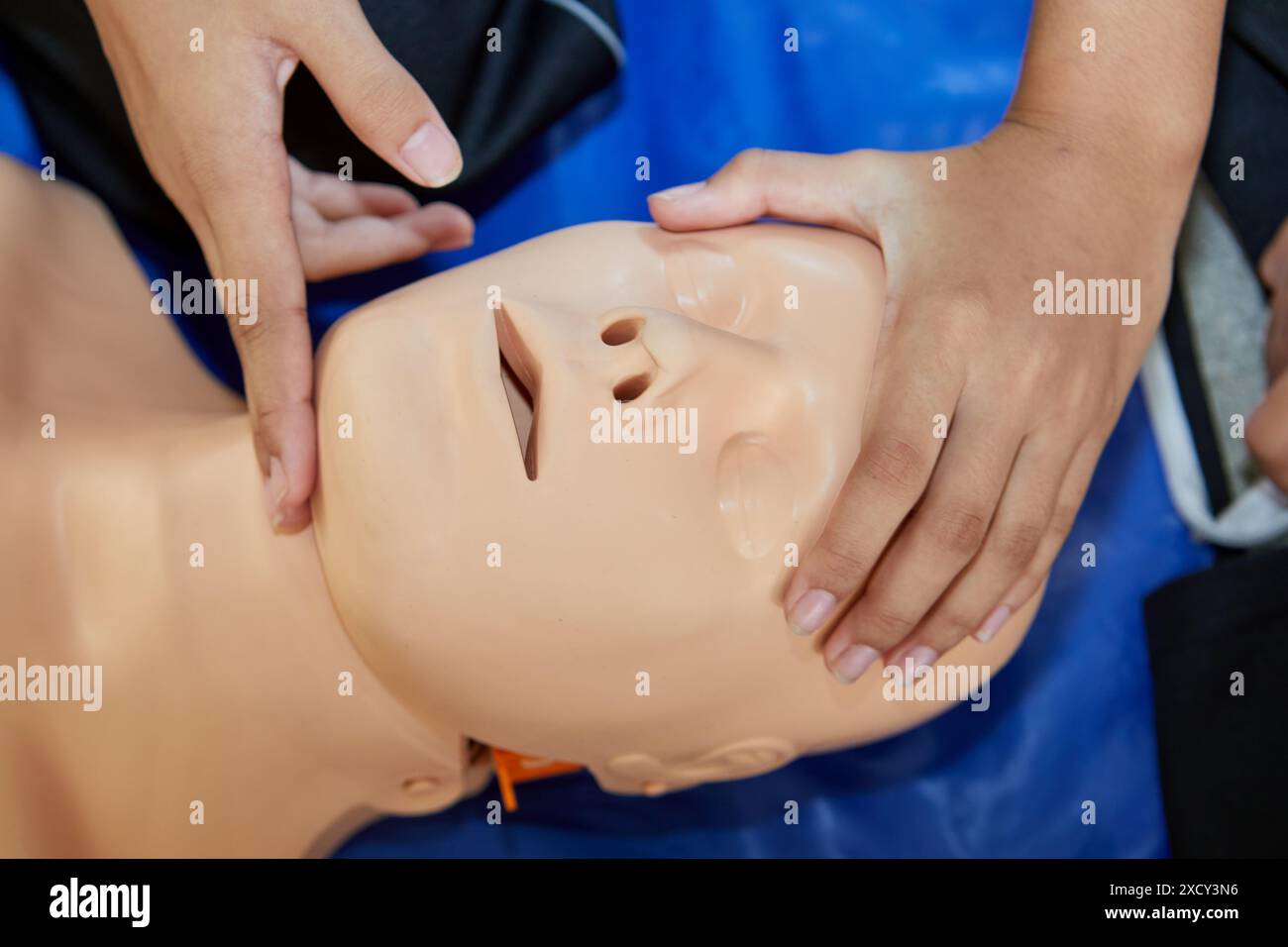 HLW-erste-Hilfe-Schulung mit HLW-Dummy im Schulungsraum Stockfoto