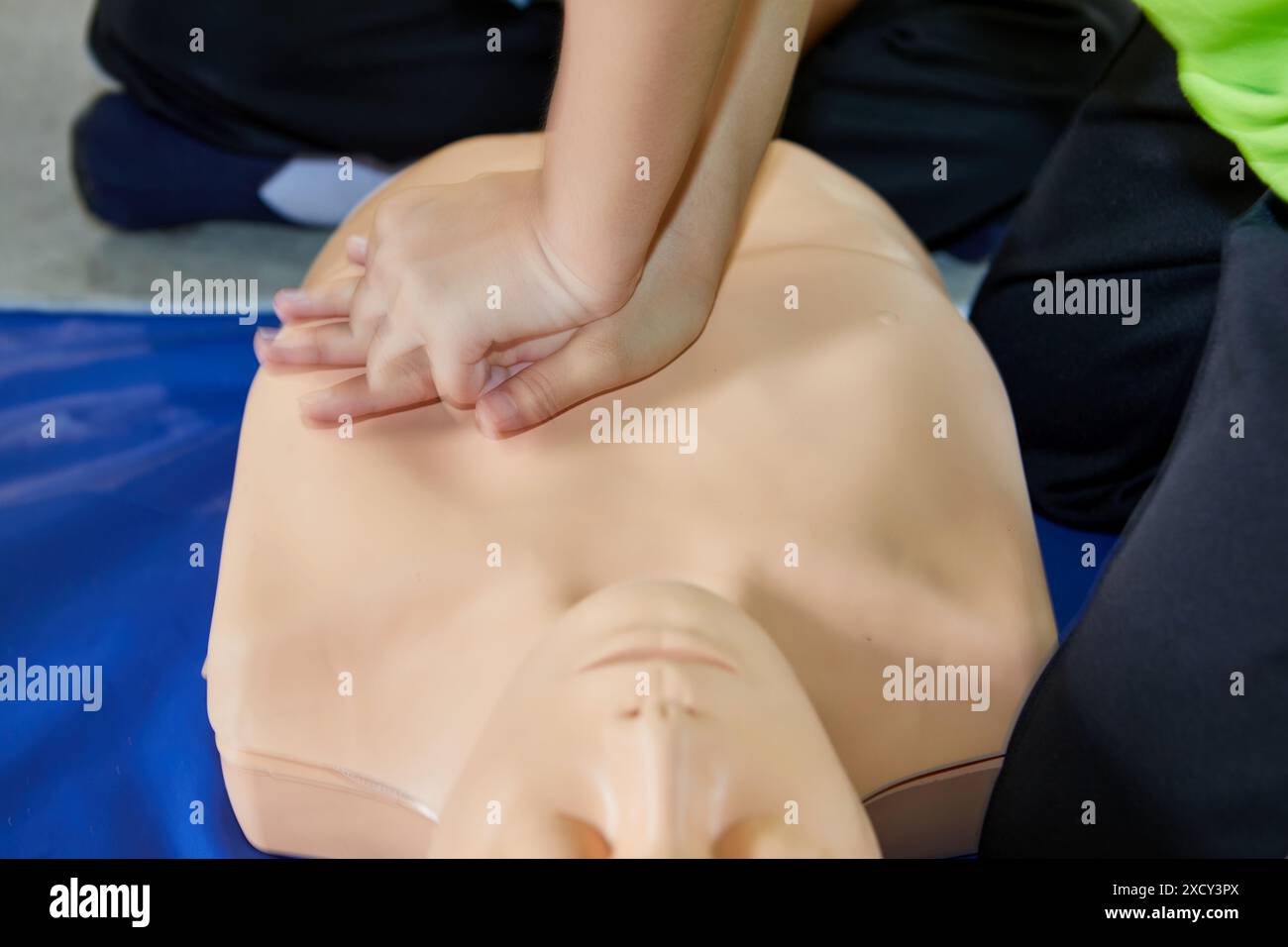 HLW-erste-Hilfe-Schulung mit HLW-Dummy im Schulungsraum Stockfoto