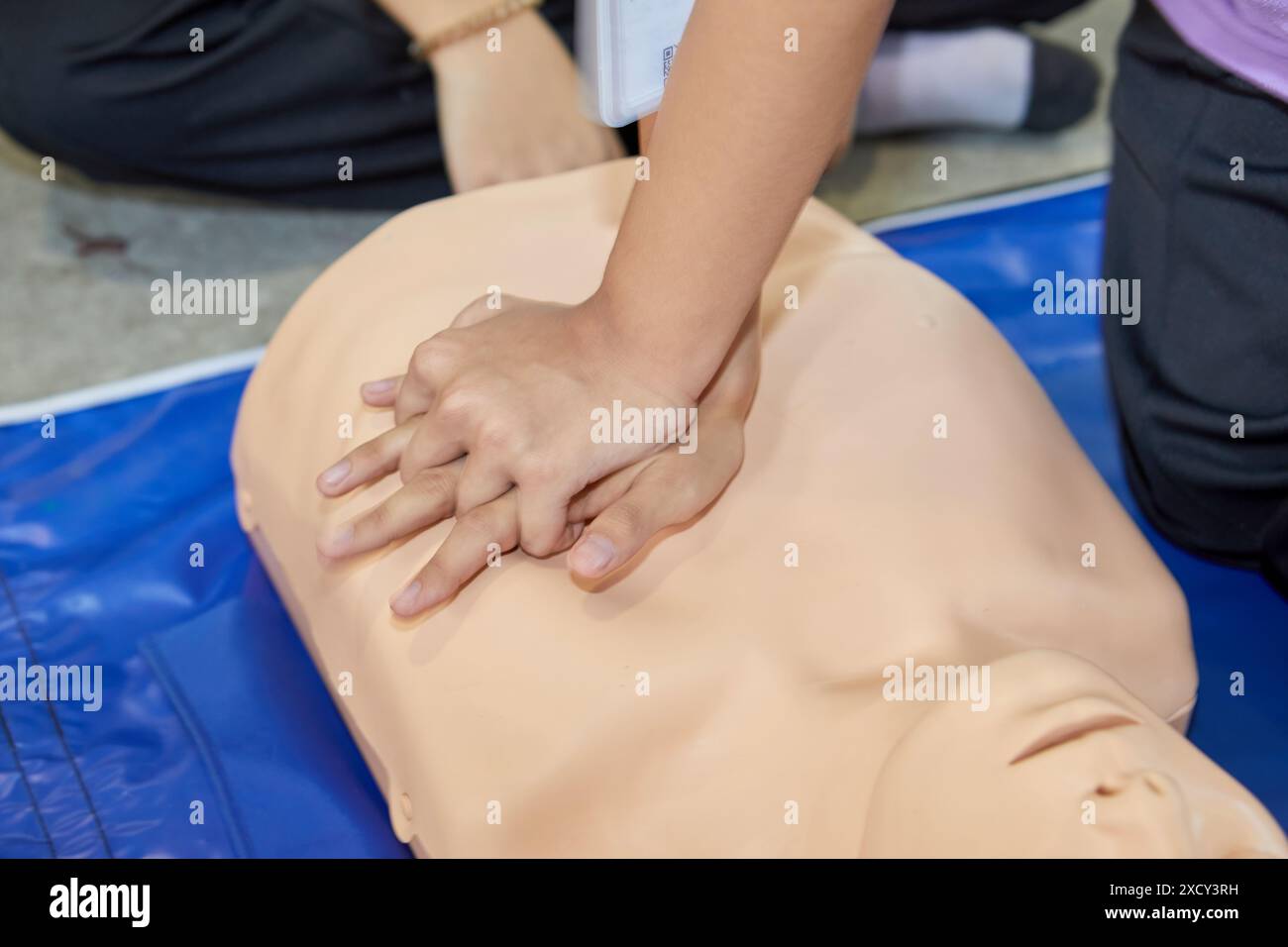 HLW-erste-Hilfe-Schulung mit HLW-Dummy im Schulungsraum Stockfoto