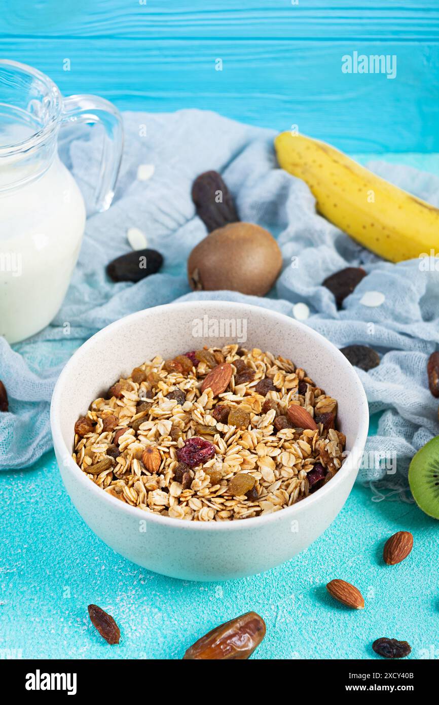 Schüssel Müsli mit Nüssen, Beeren und Joghurt. Müslihafer mit Früchten Stockfoto